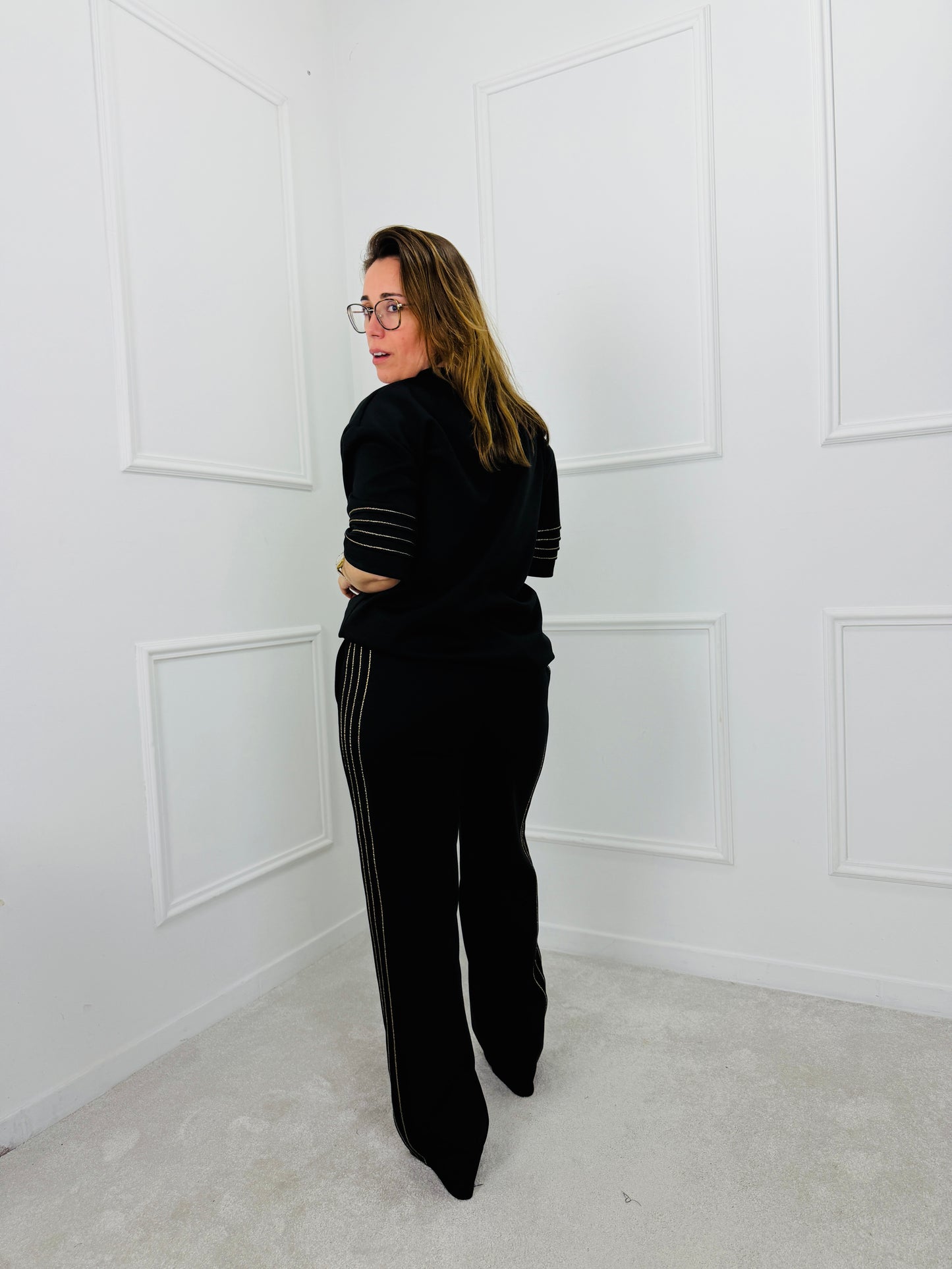 CONJUNTO PRETO COM DETALHE DOURADO