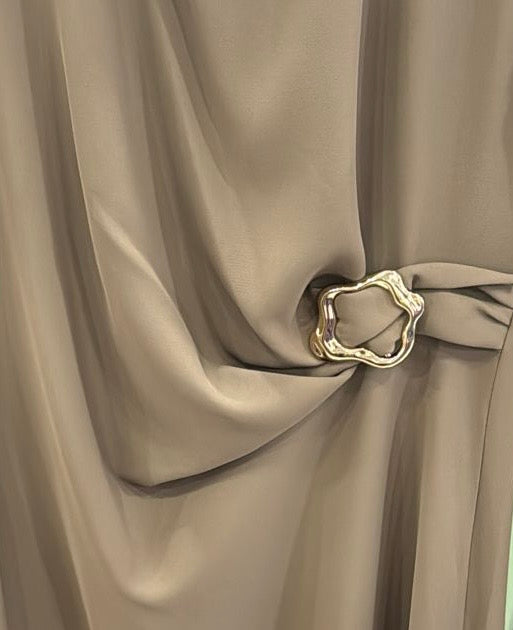 VESTIDO DRAPEADO COM ACESSÓRIO GOLD