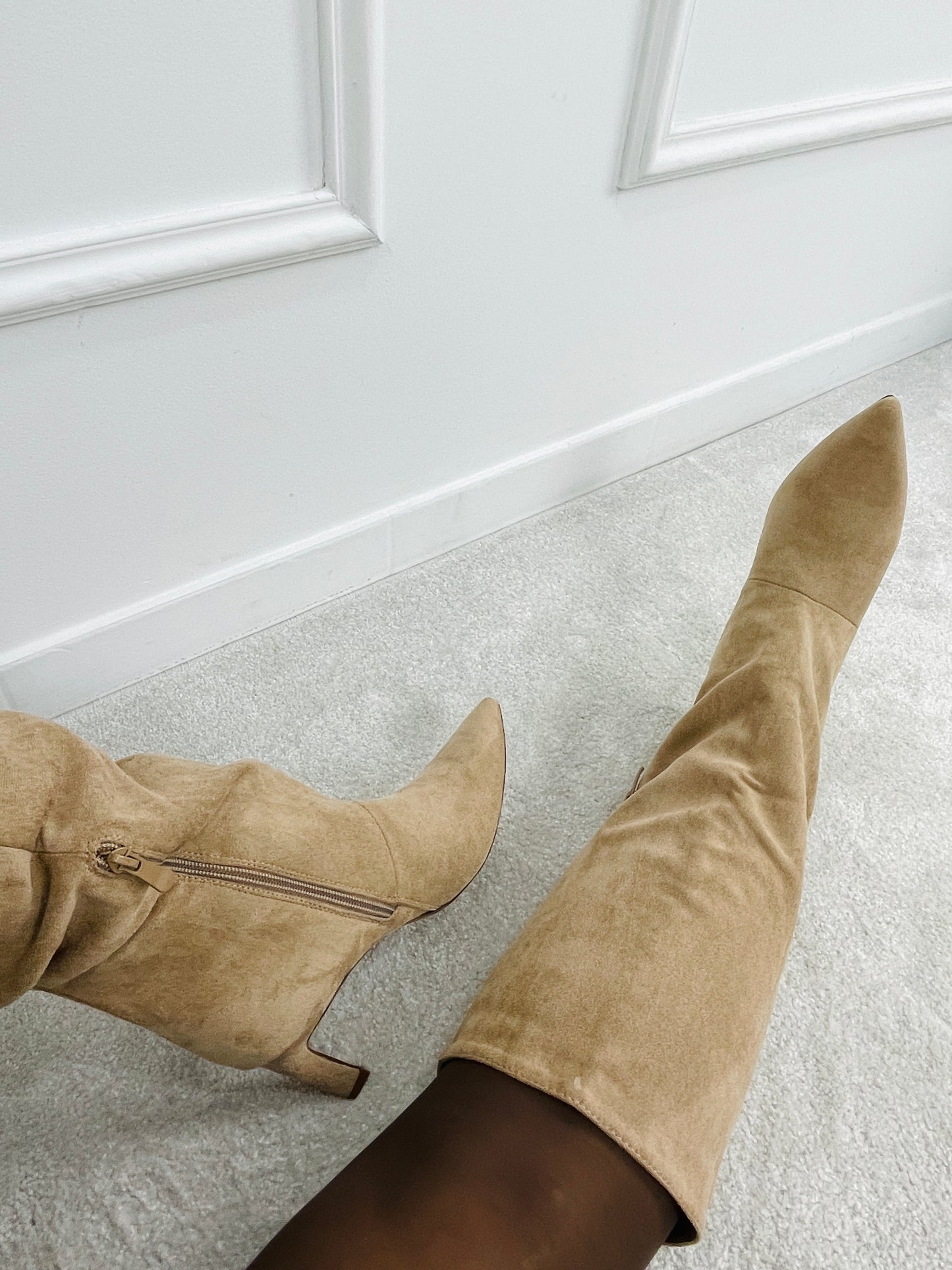 BOTA CANO ALTO EM CAMURÇA BEGE
