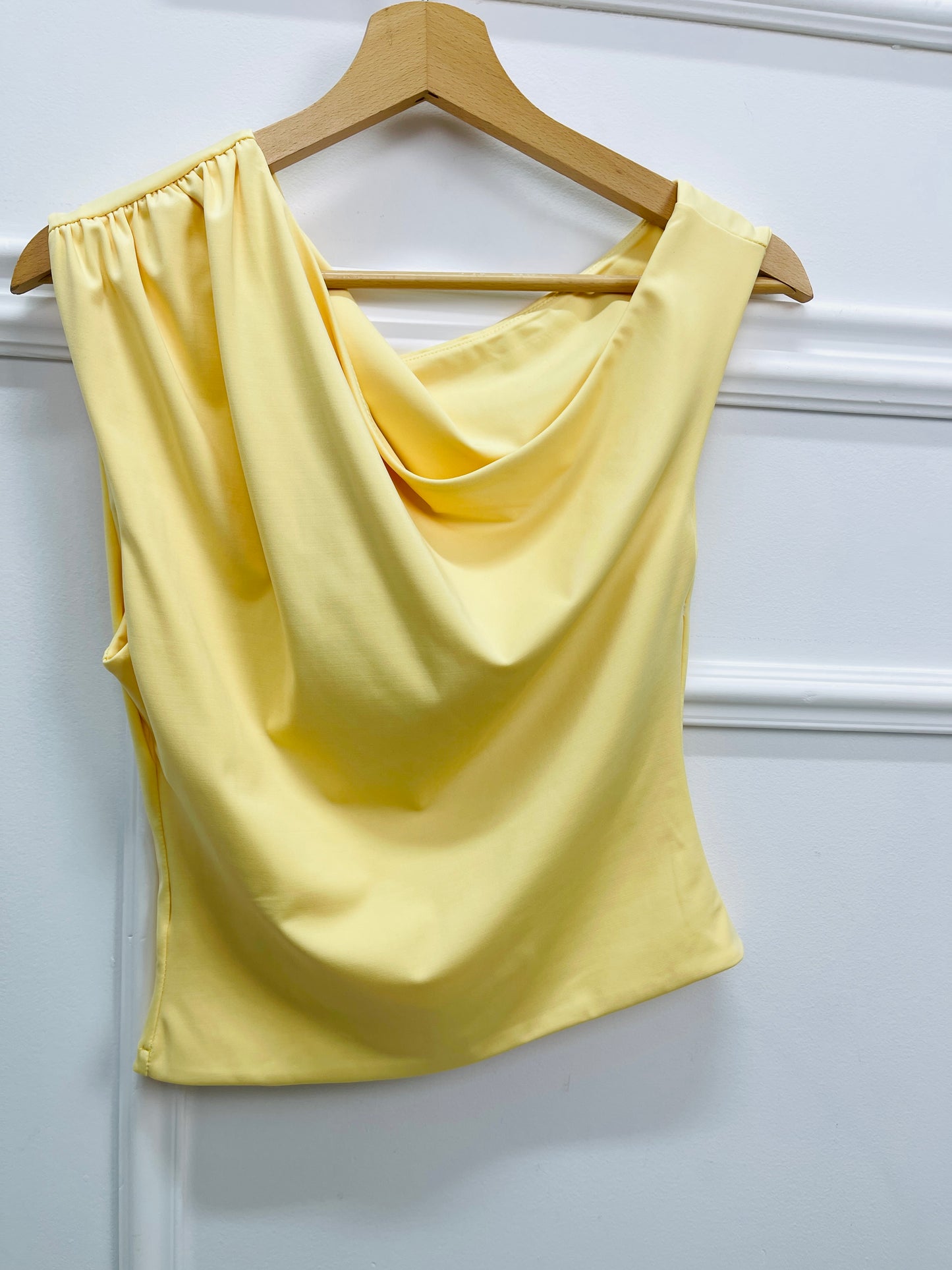 CAMISOLA DECOTE ASSIMÉTRICO
