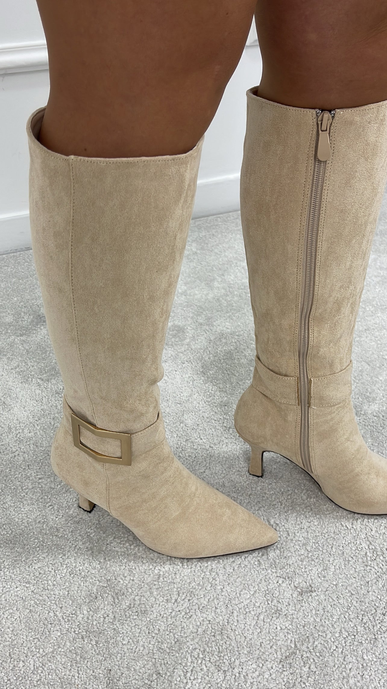 BOTA BEGE DE CANO ALTO COM FIVELA