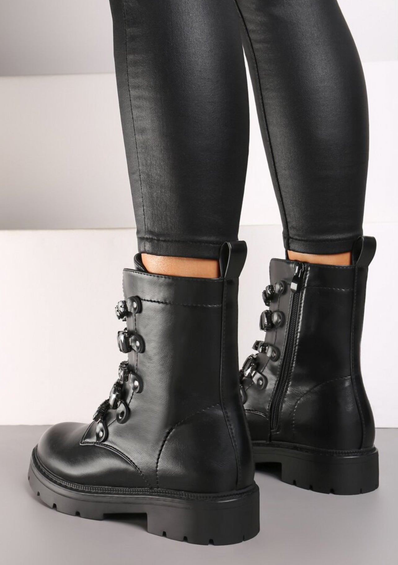 BOTA MILITAR DETALHE JÓIA PRETO