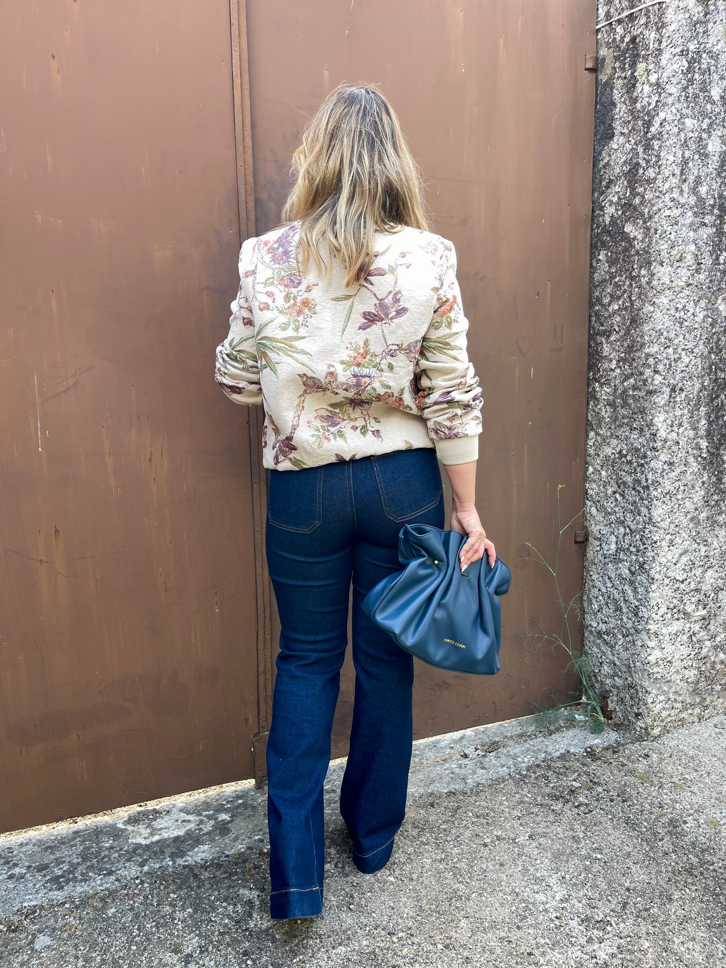 CALÇA DE GANGA COM DETALHE DE BRILHO NOS BOLSO