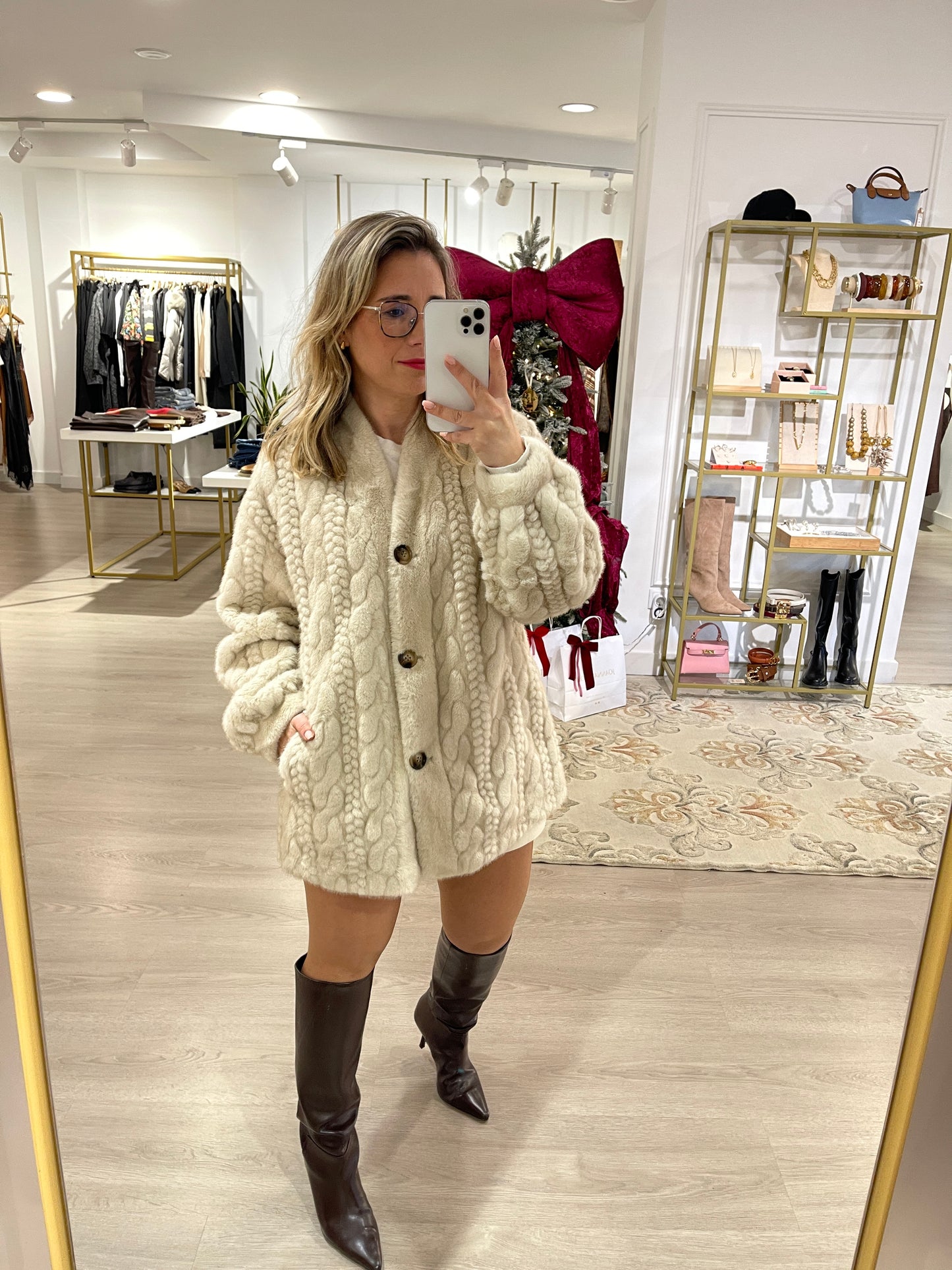 CASACO DE PELO COM PADRÃO ENTRANÇADO BEGE