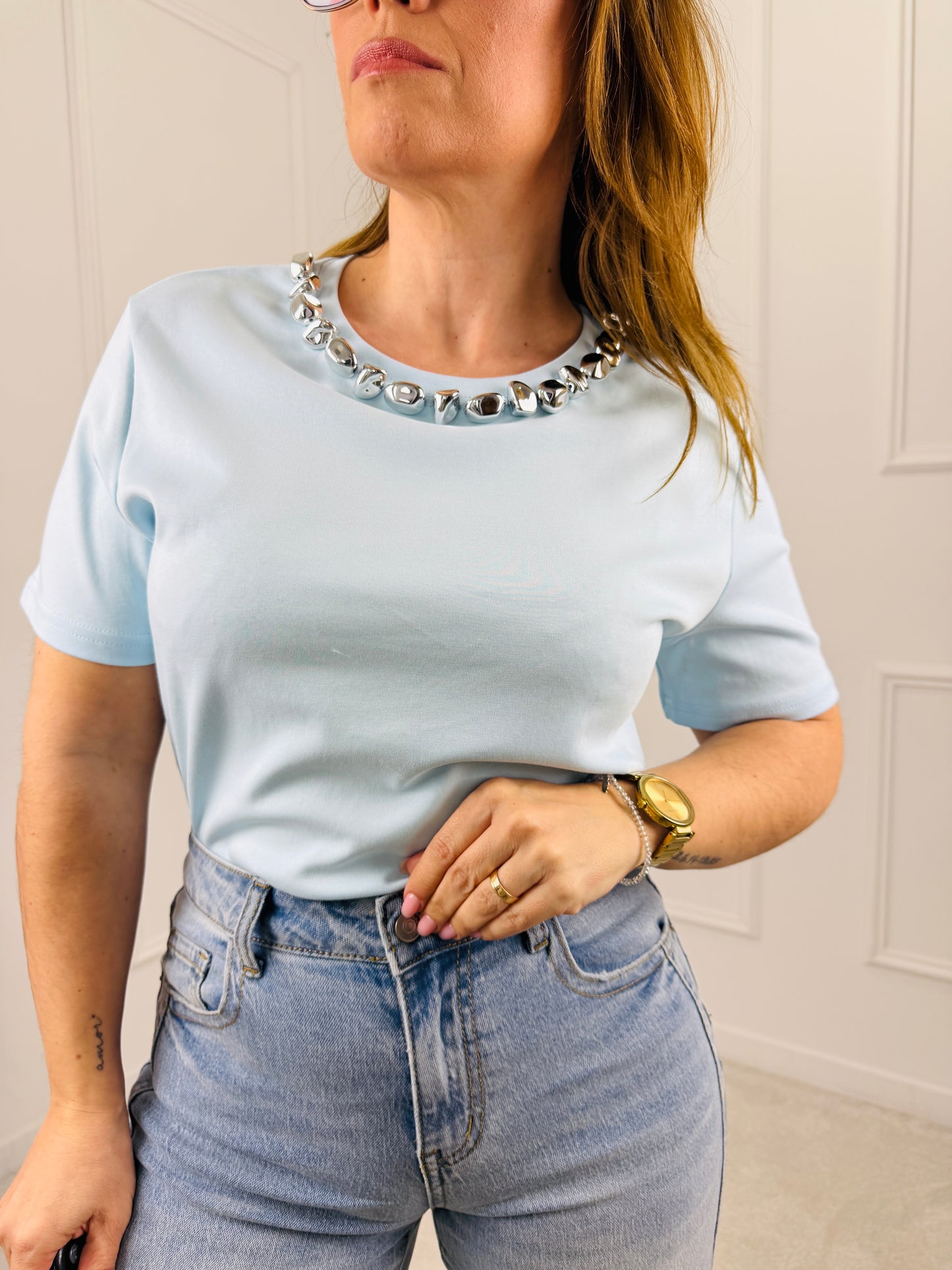 TSHIRT AZUL DETALHE PRATA