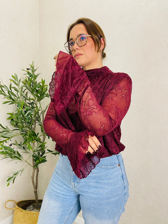Blusa de Renda Bordeaux com Folhos