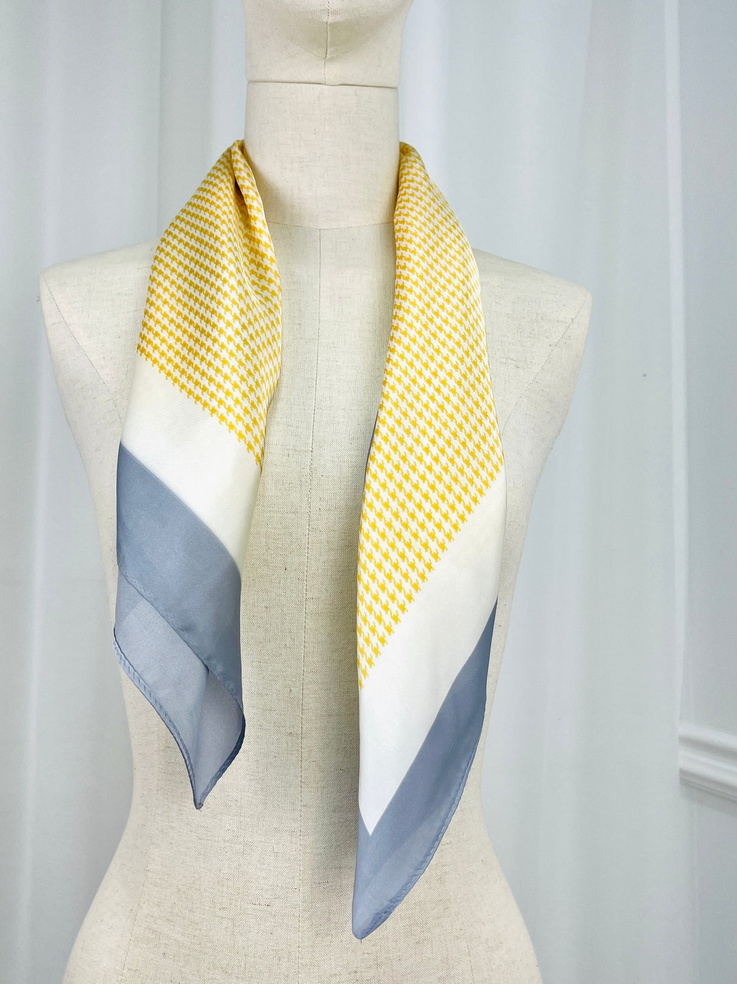 LENÇO ACETINADO XADREZ CINZA/AMARELO