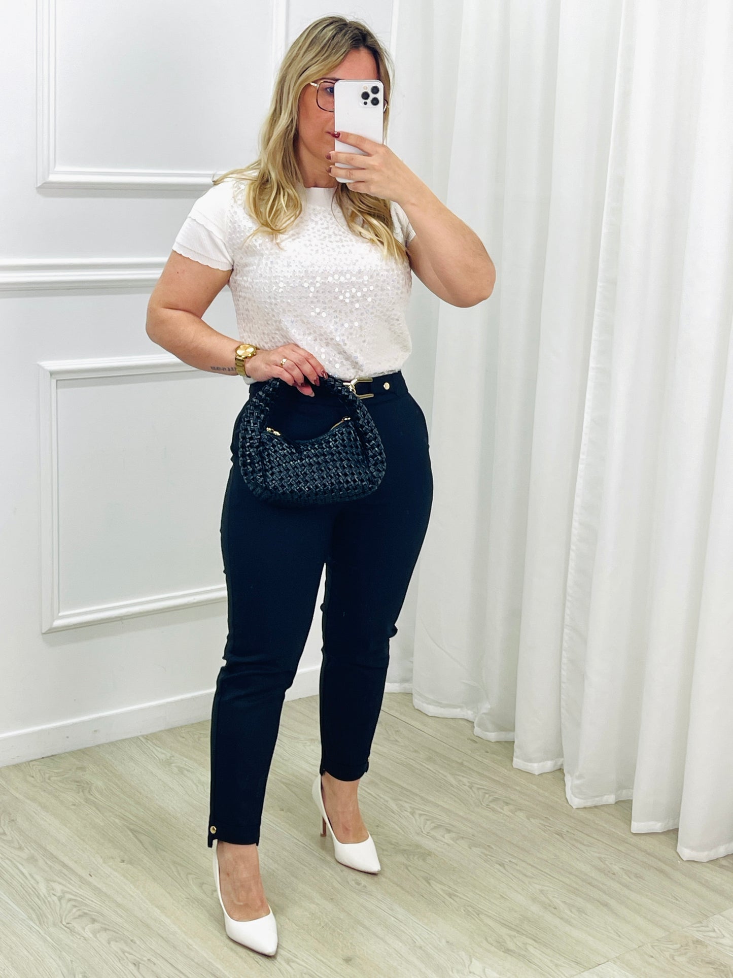 CALÇA CHINO PRETA COM DETALHE DOURADO