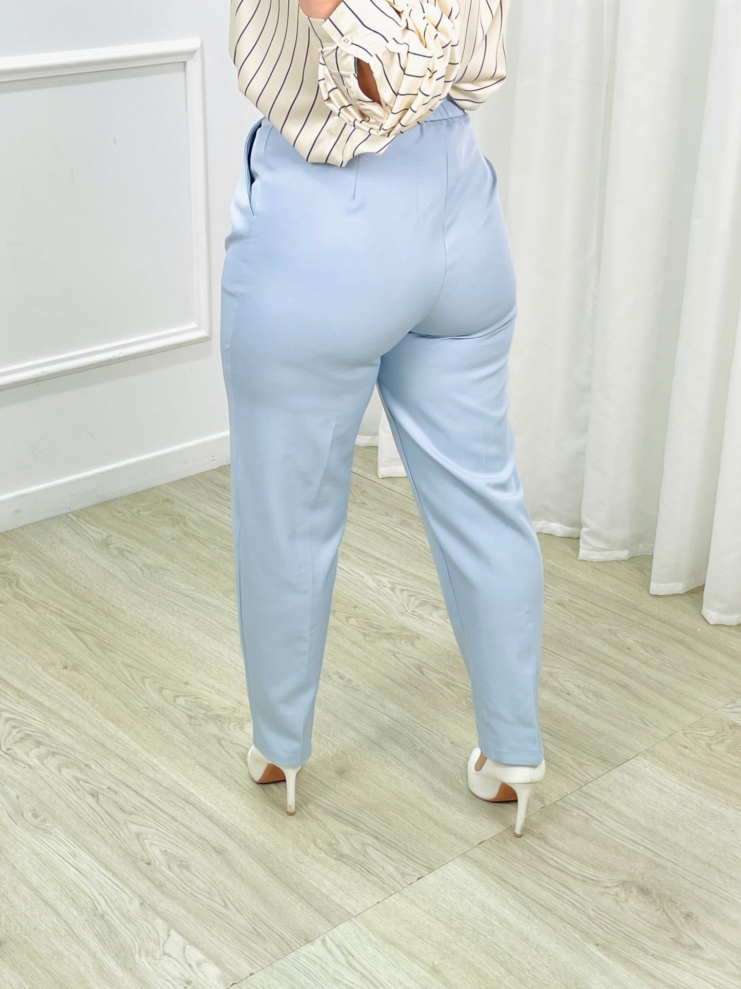 CALÇA ALFAIATARIA DETALHE DOURADO AZUL