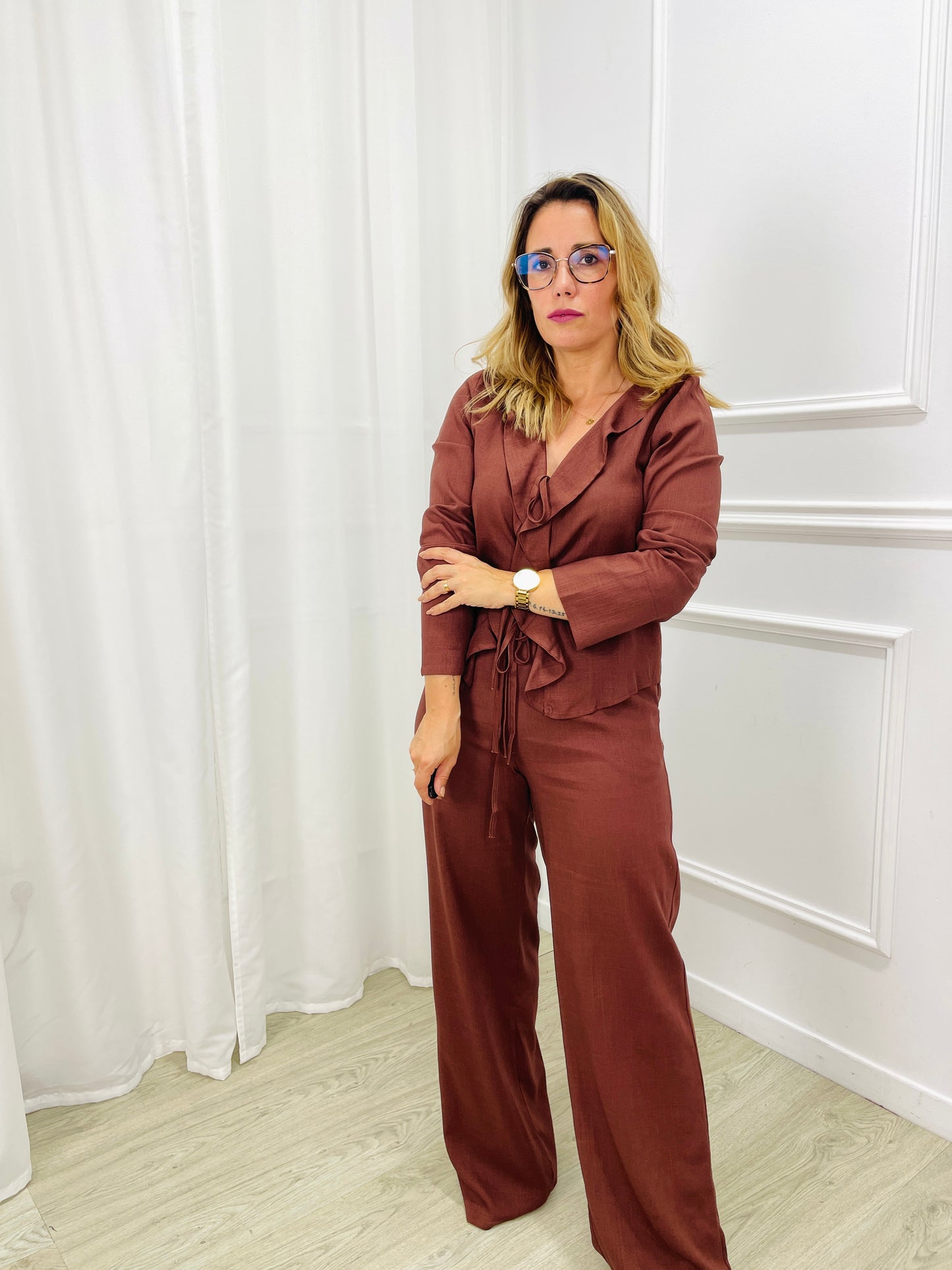 CONJUNTO CAMISA E CALÇA EM LINHO CASTANHO