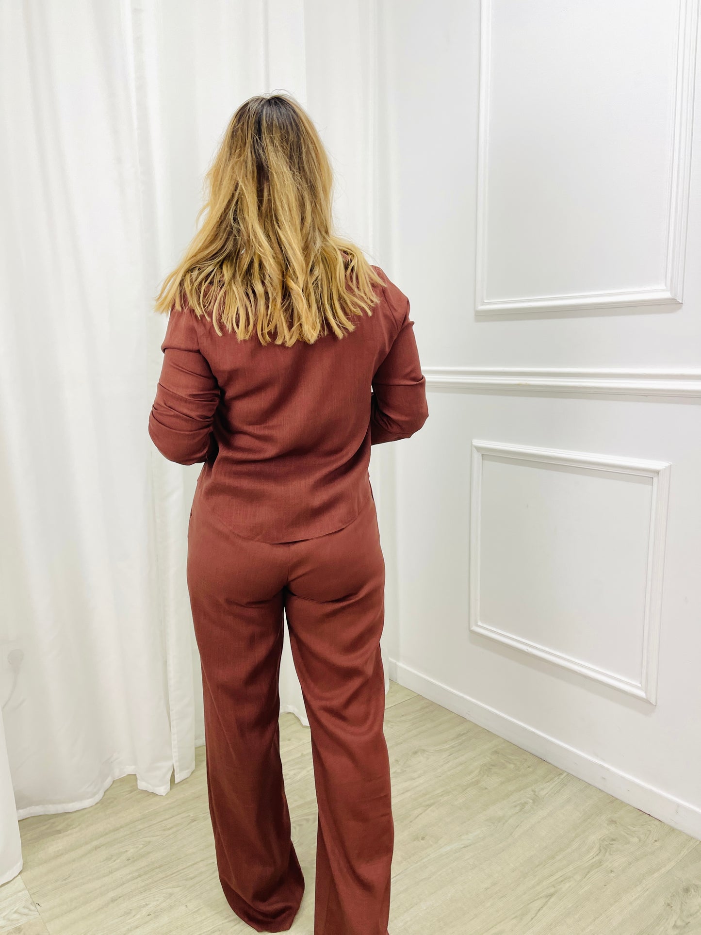 CONJUNTO CAMISA E CALÇA EM LINHO CASTANHO