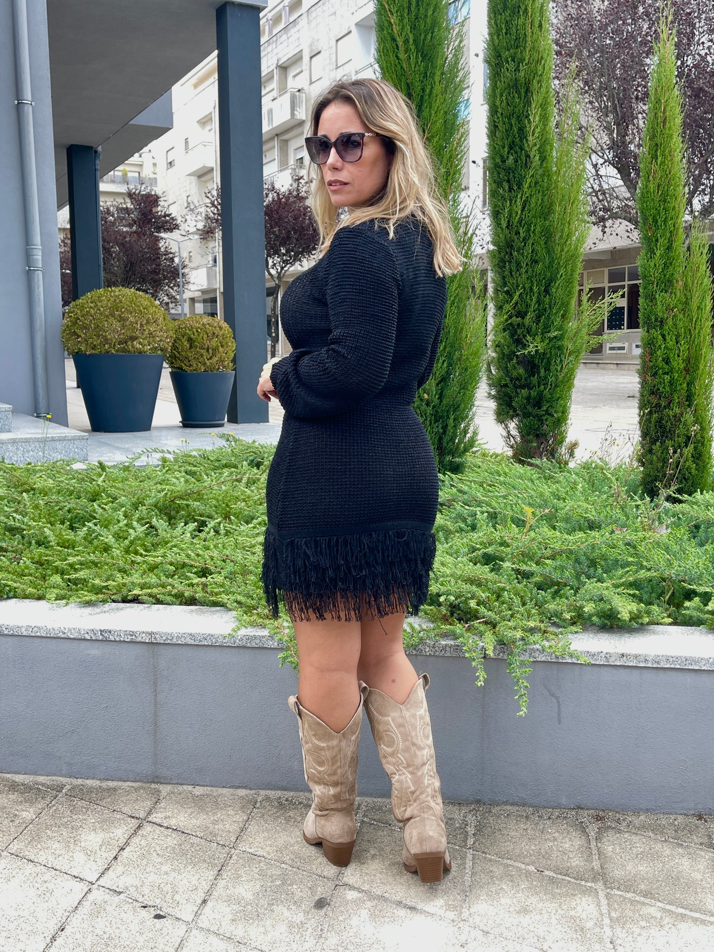 VESTIDO DE MALHA COM FRANJAS PRETO