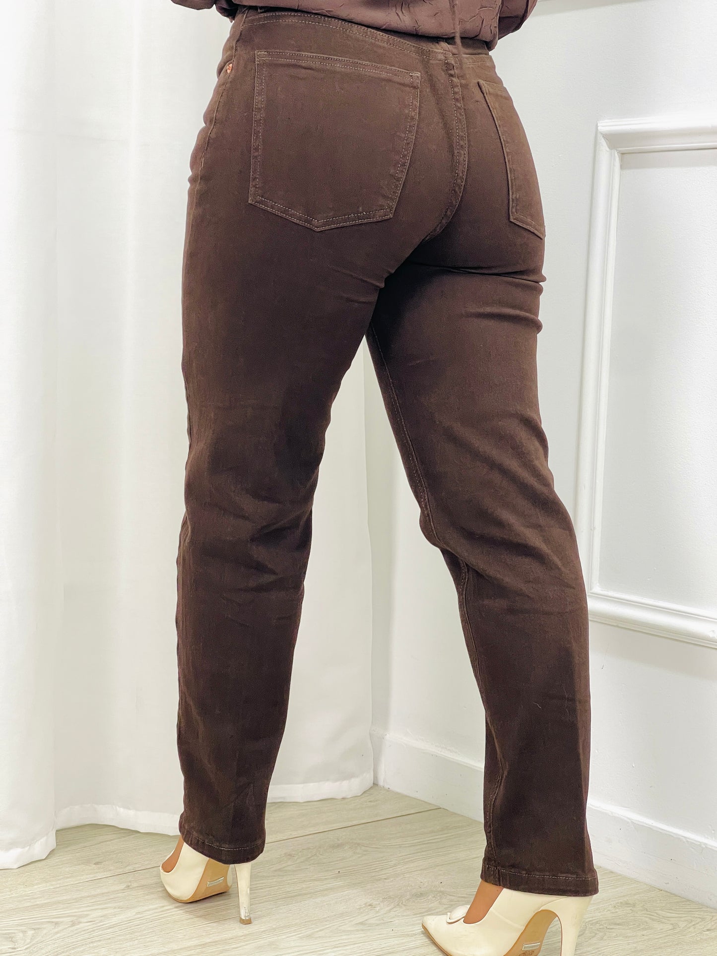 CALÇA MOM FIT KATE CASTANHA