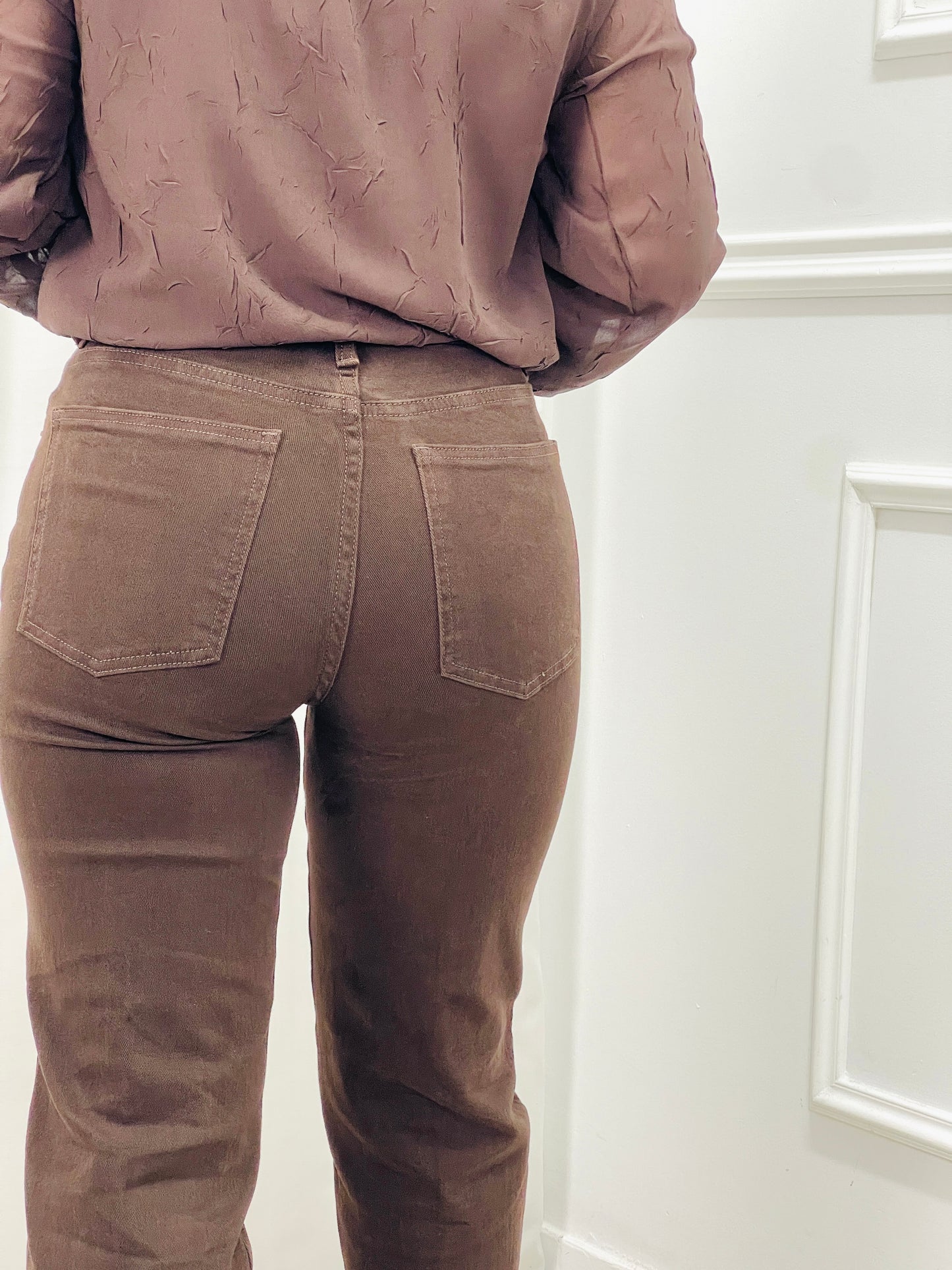 CALÇA MOM FIT KATE CASTANHA