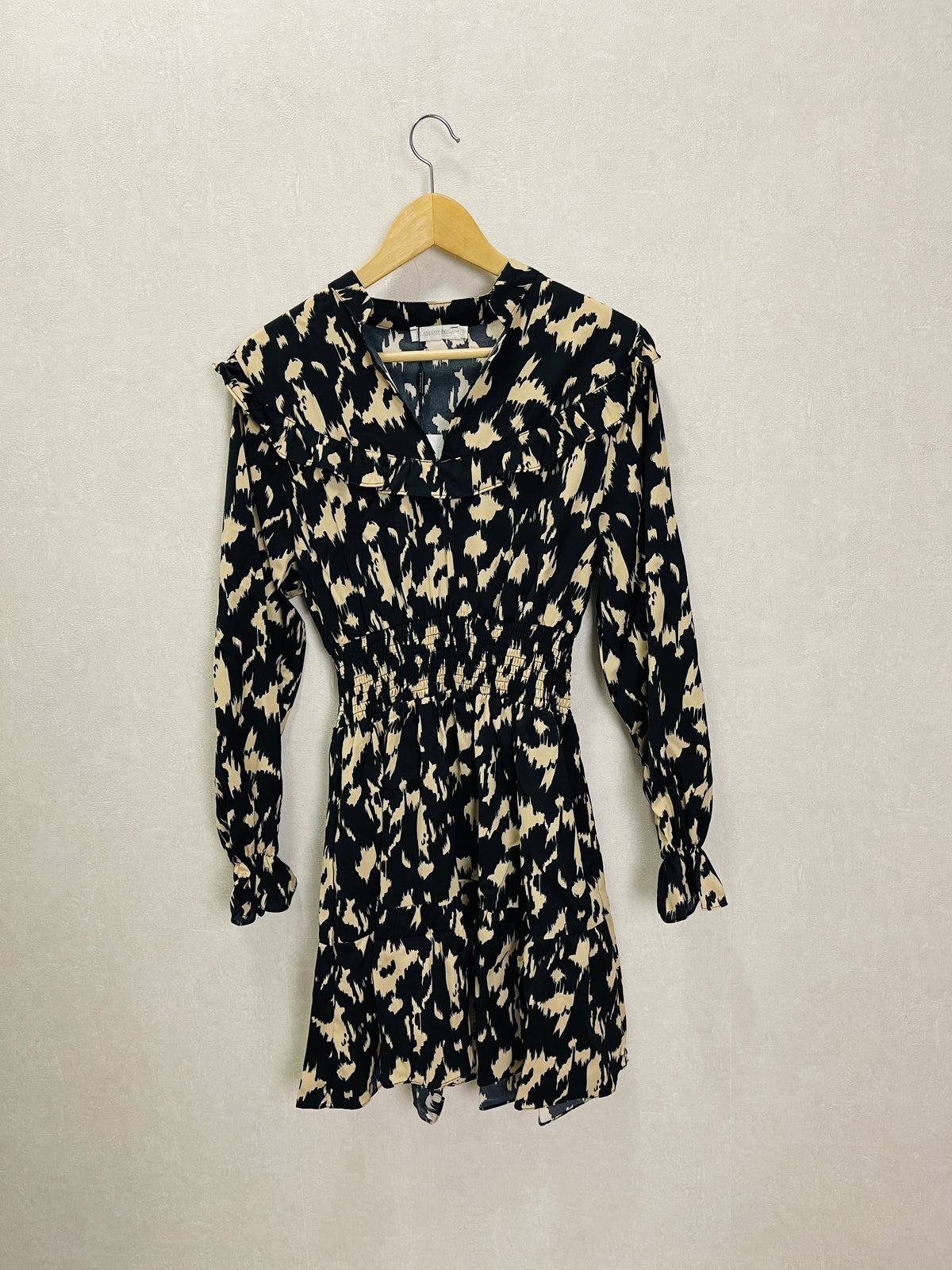 Vestido Curto Estampado Preto e Bege