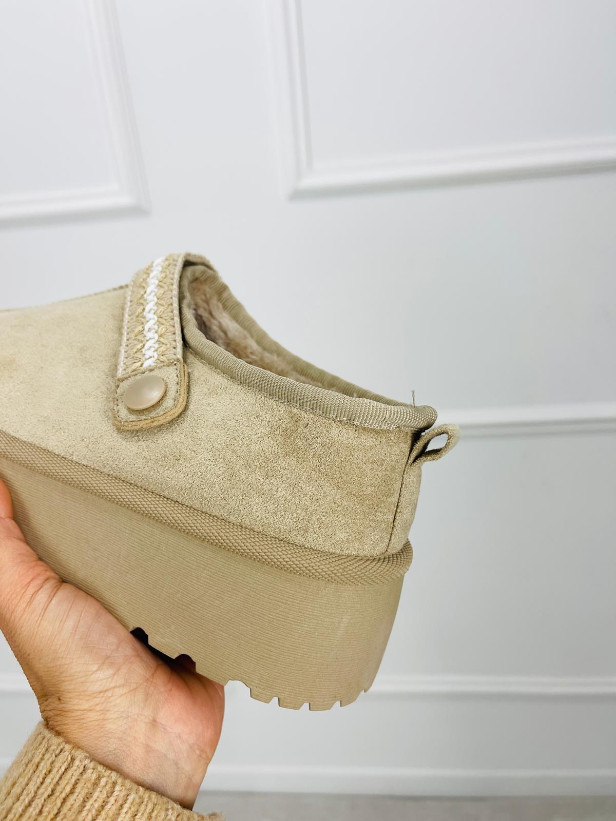 PANTUFA BEGE COM DETALHE BORDADO