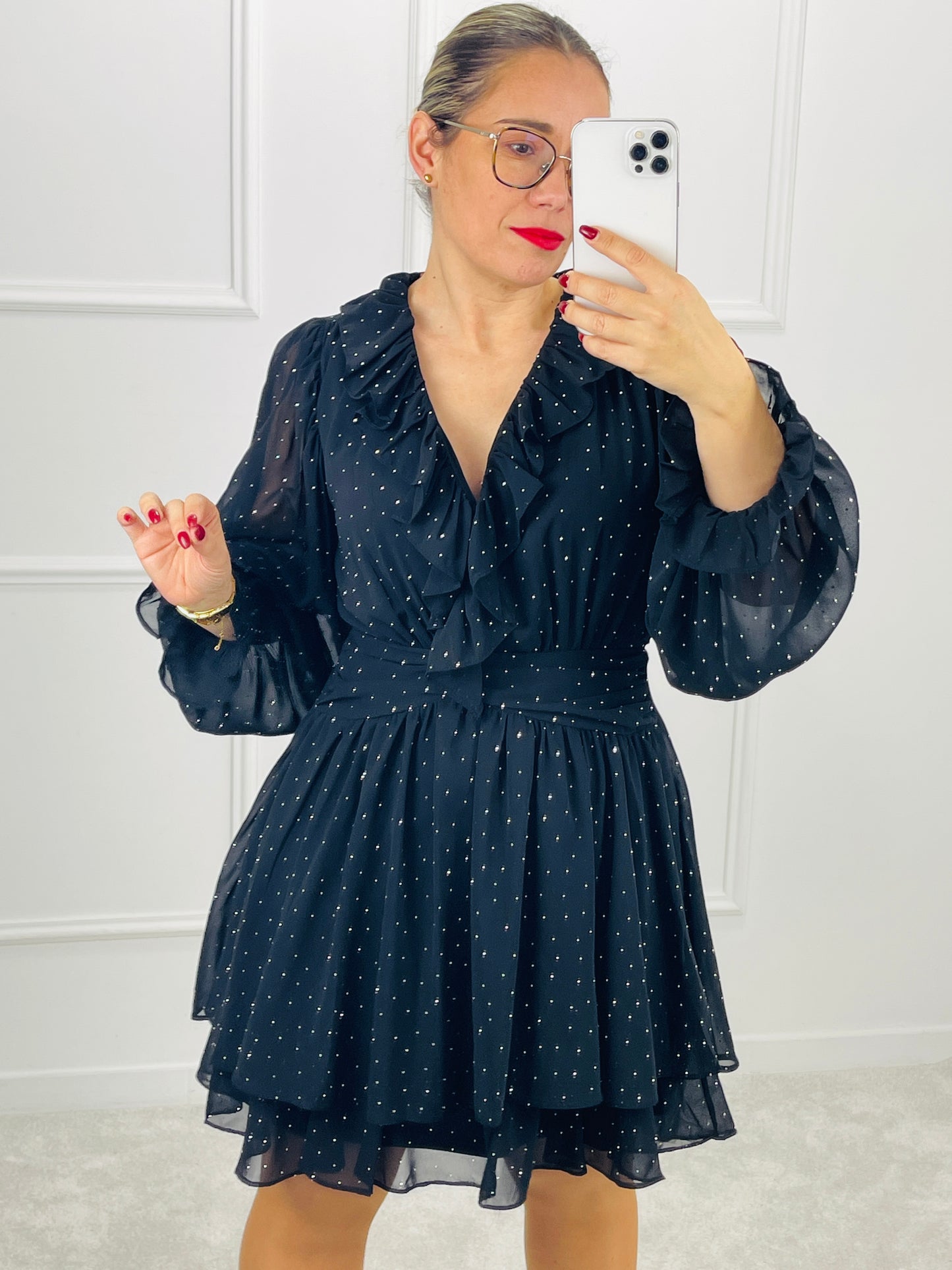 VESTIDO CURTO COM FOLHOS E BRILHOS PRETO