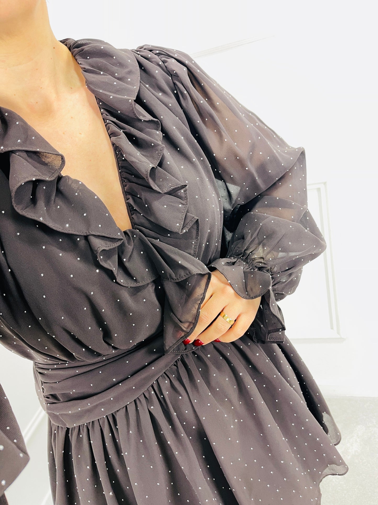 VESTIDO CURTO CASTANHO CHOCOLATE COM FOLHOS E BRILHOS