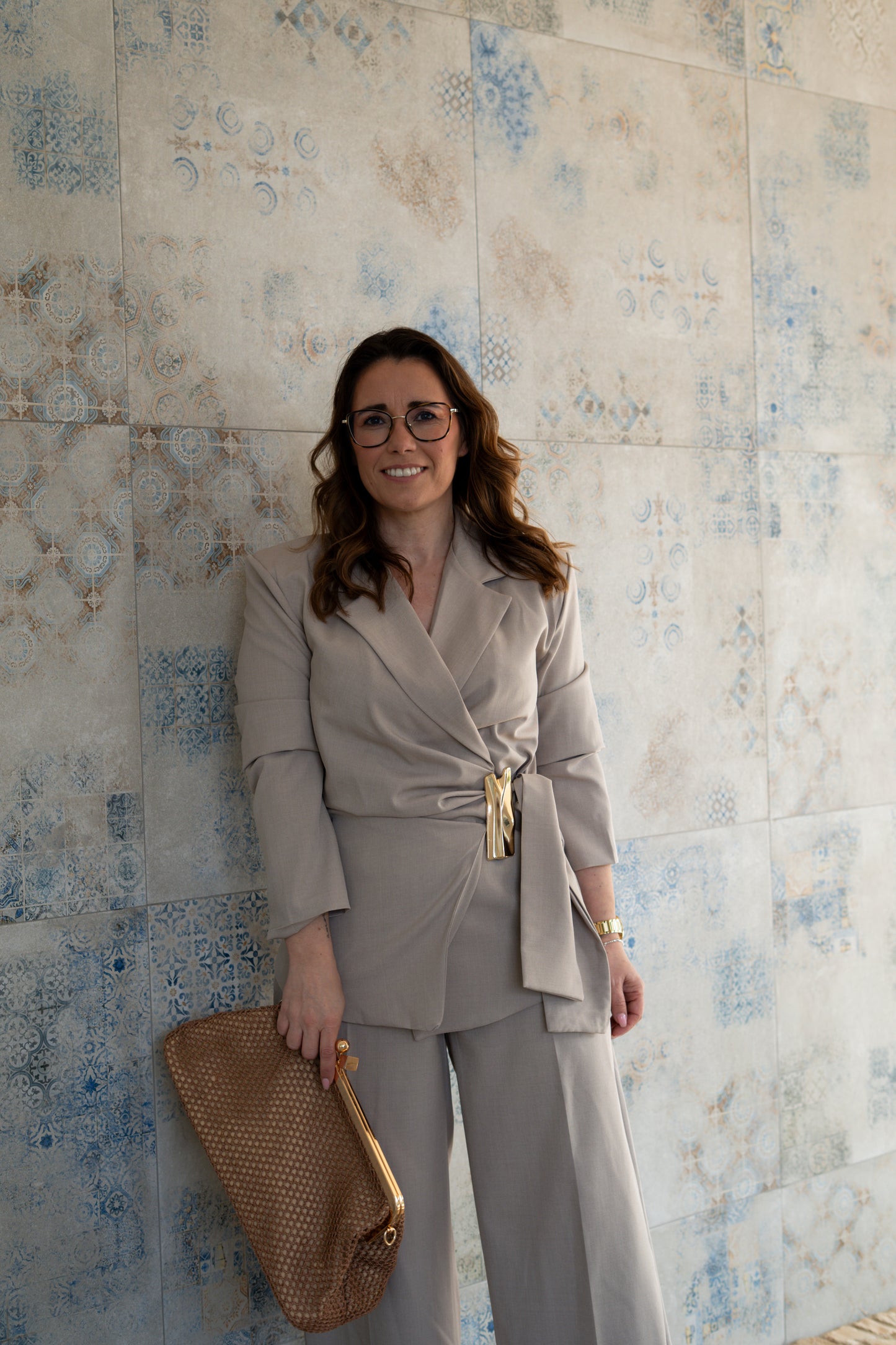 CONJUNTO TAUPE COM DETALHE DOURADO