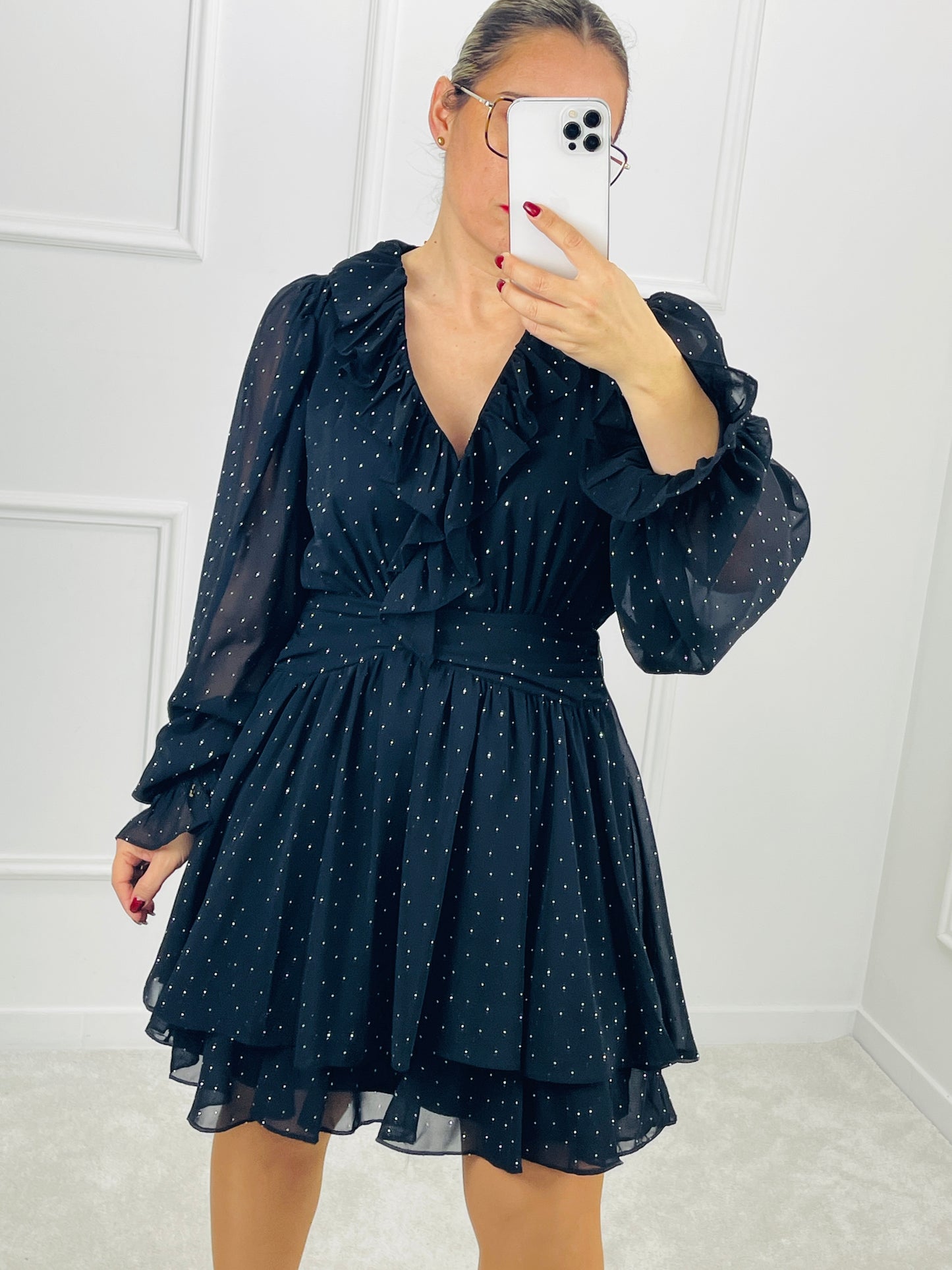 VESTIDO CURTO COM FOLHOS E BRILHOS PRETO