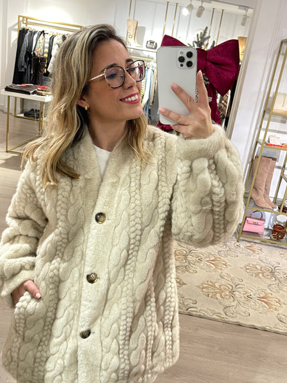 CASACO DE PELO COM PADRÃO ENTRANÇADO BEGE