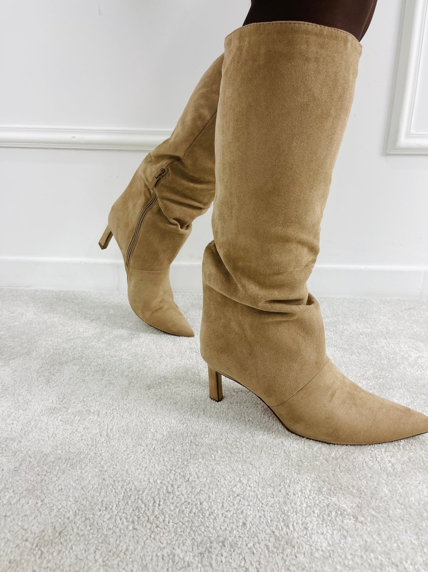 BOTA CANO ALTO EM CAMURÇA BEGE