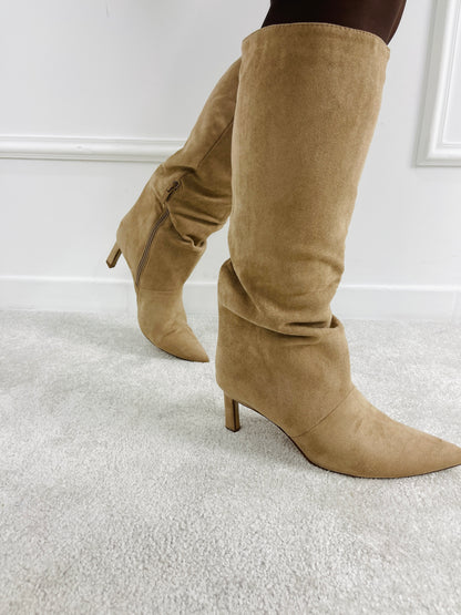 BOTA CANO ALTO EM CAMURÇA BEGE