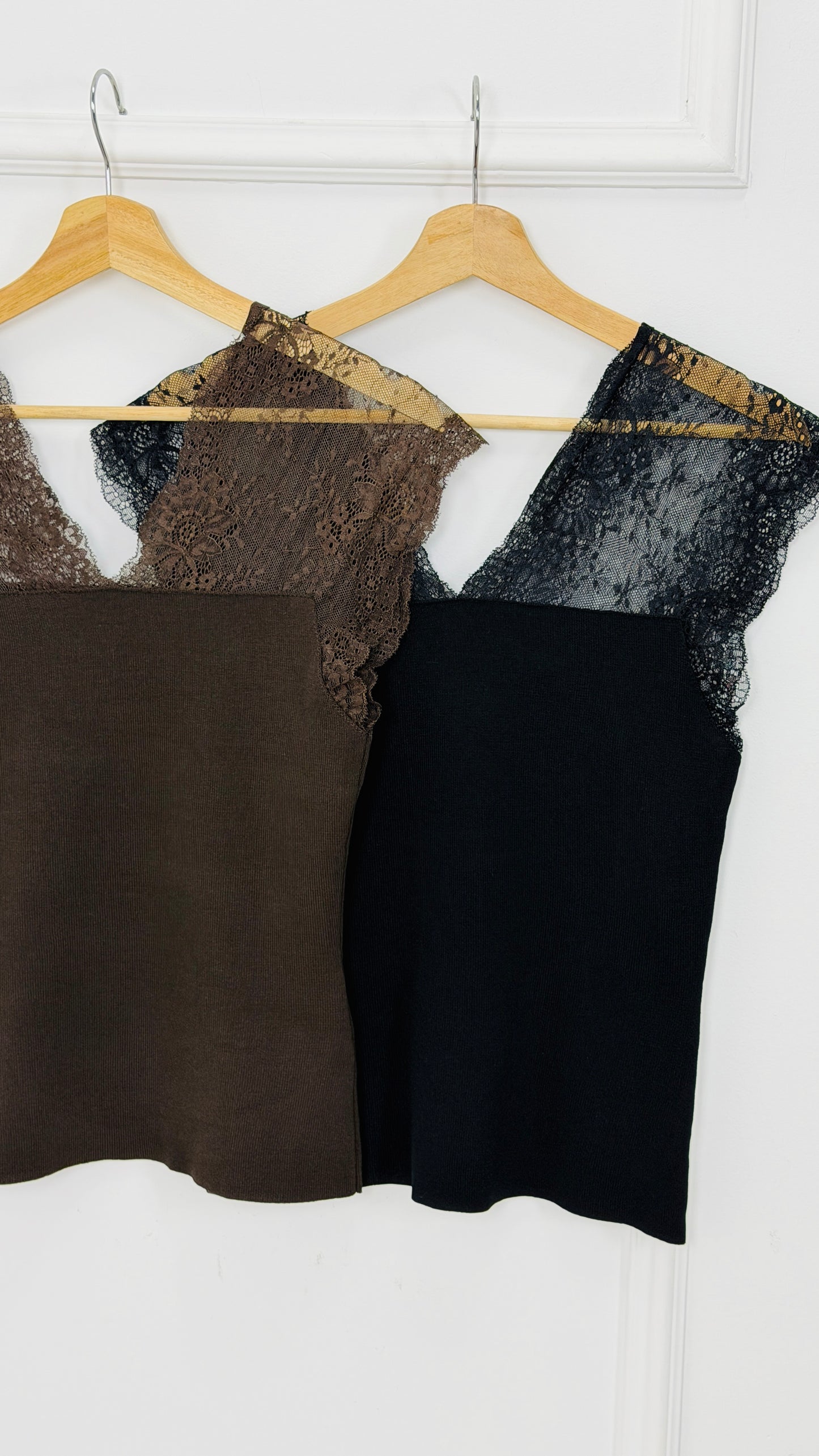 CAMISOLA DE MALHA COM RENDA