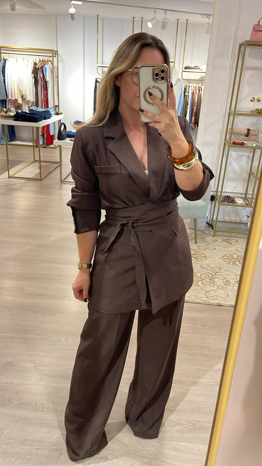 CONJUNTO BLAZER E CALÇA CASTANHO