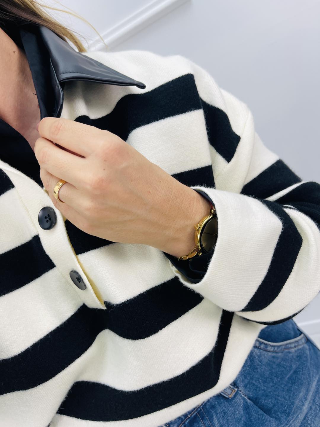 CAMISOLA MALHA RISCAS COM GOLA PRETA