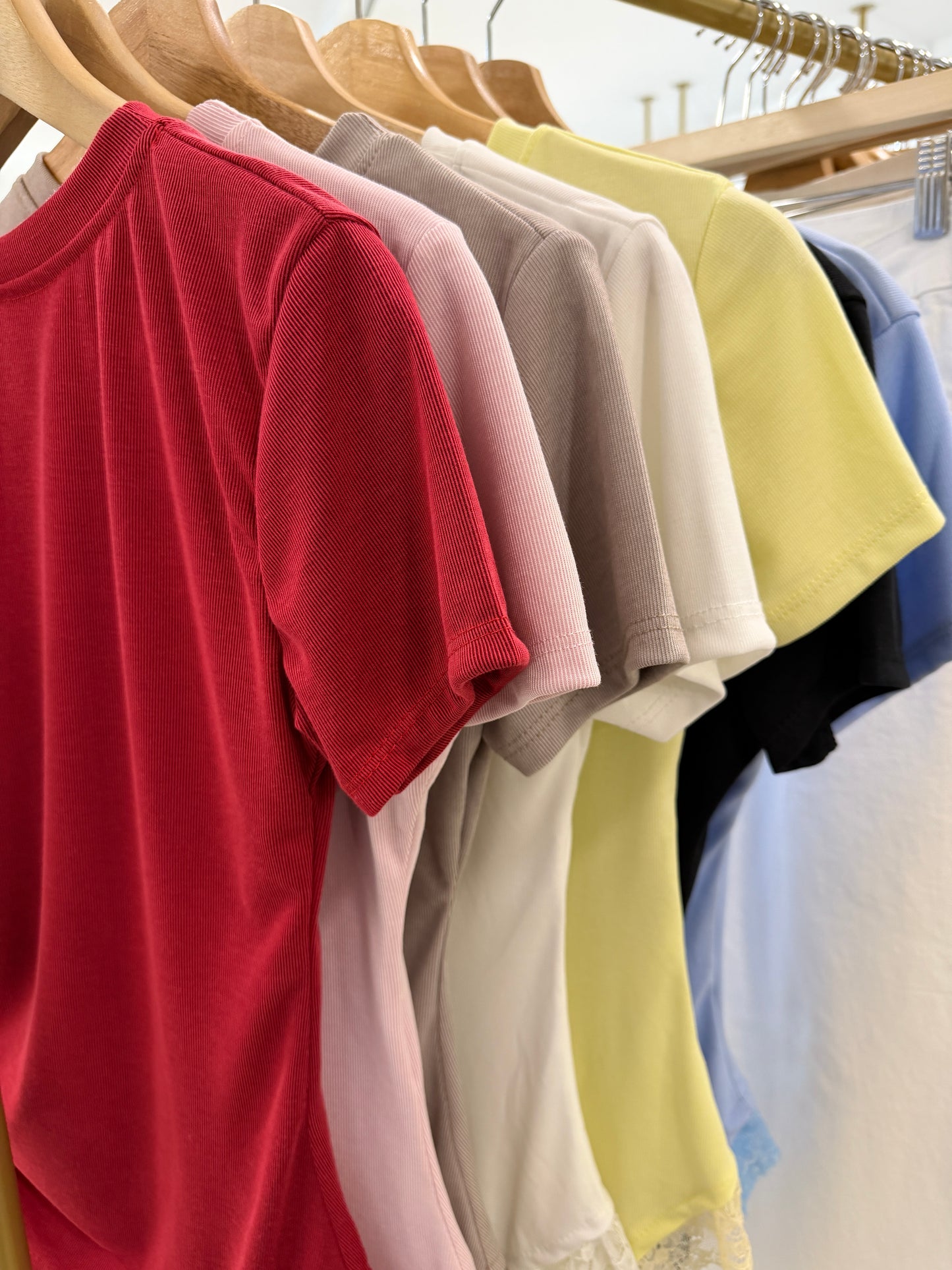 T-SHIRT CANELADA COM RENDA