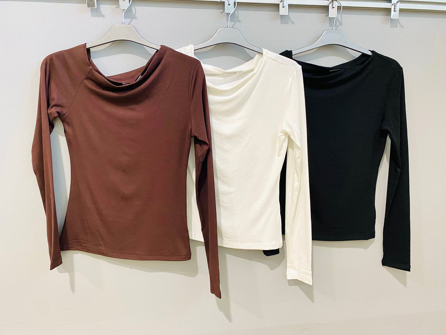 CAMISOLA BÁSICA DECOTE ASSIMÉTRICO