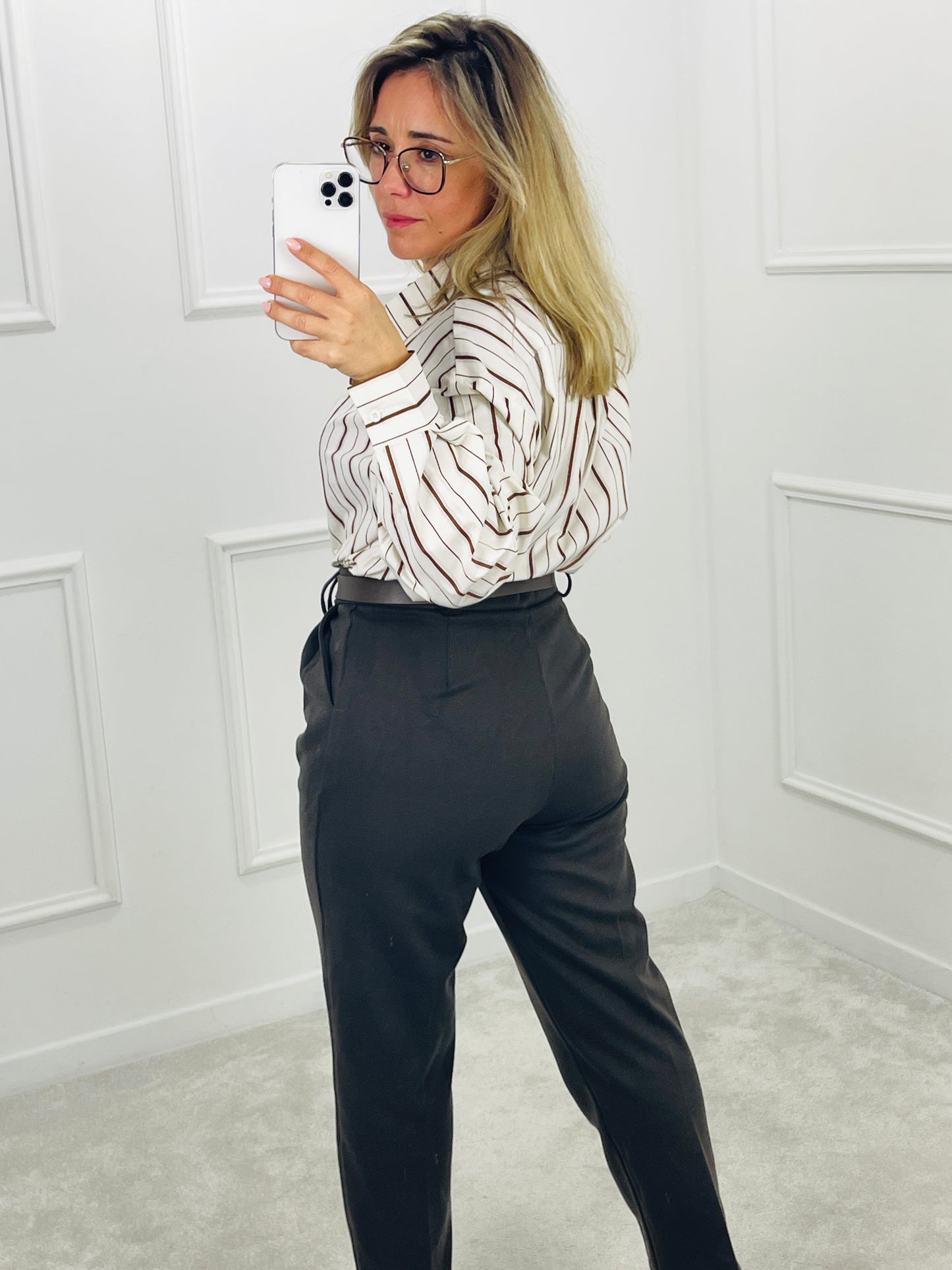 CAMISA BRANCA COM RISCA CASTANHA