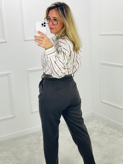 CAMISA BRANCA COM RISCA CASTANHA