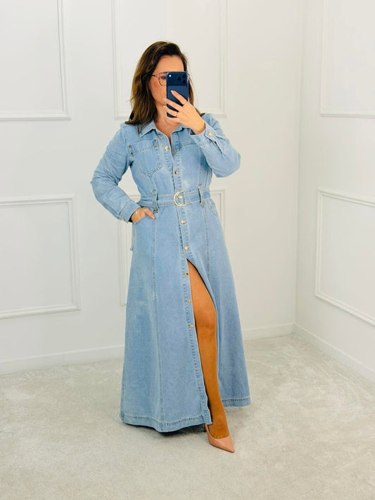 Vestido camiseiro em ganga com cinto, de frente