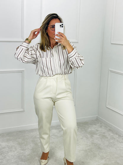 CAMISA BRANCA COM RISCA CASTANHA