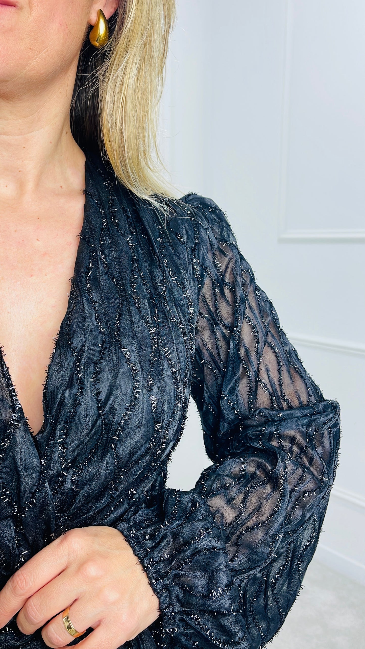 VESTIDO CURTO COM BRILHO PRETO