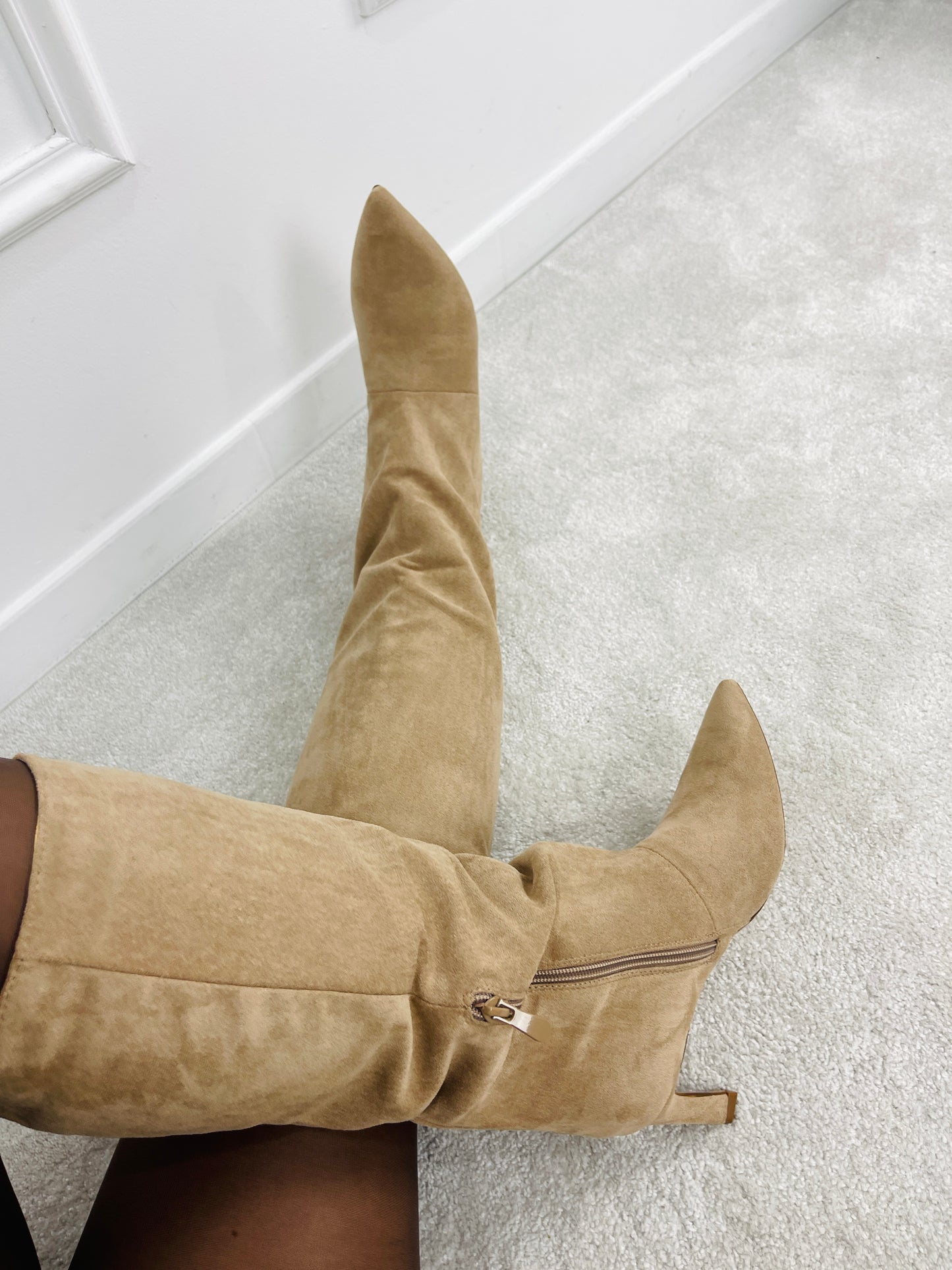 BOTA CANO ALTO EM CAMURÇA BEGE