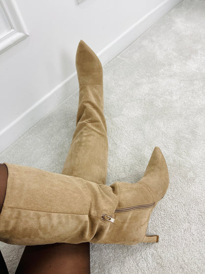 BOTA CANO ALTO EM CAMURÇA BEGE