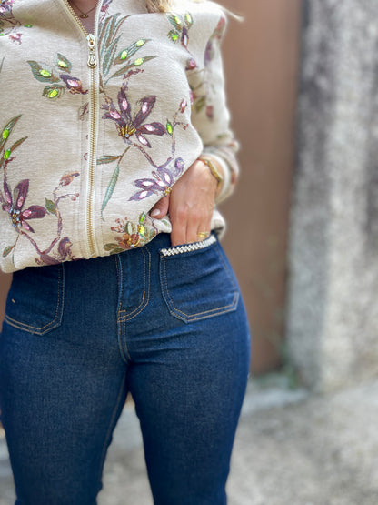 CALÇA DE GANGA COM DETALHE DE BRILHO NOS BOLSO