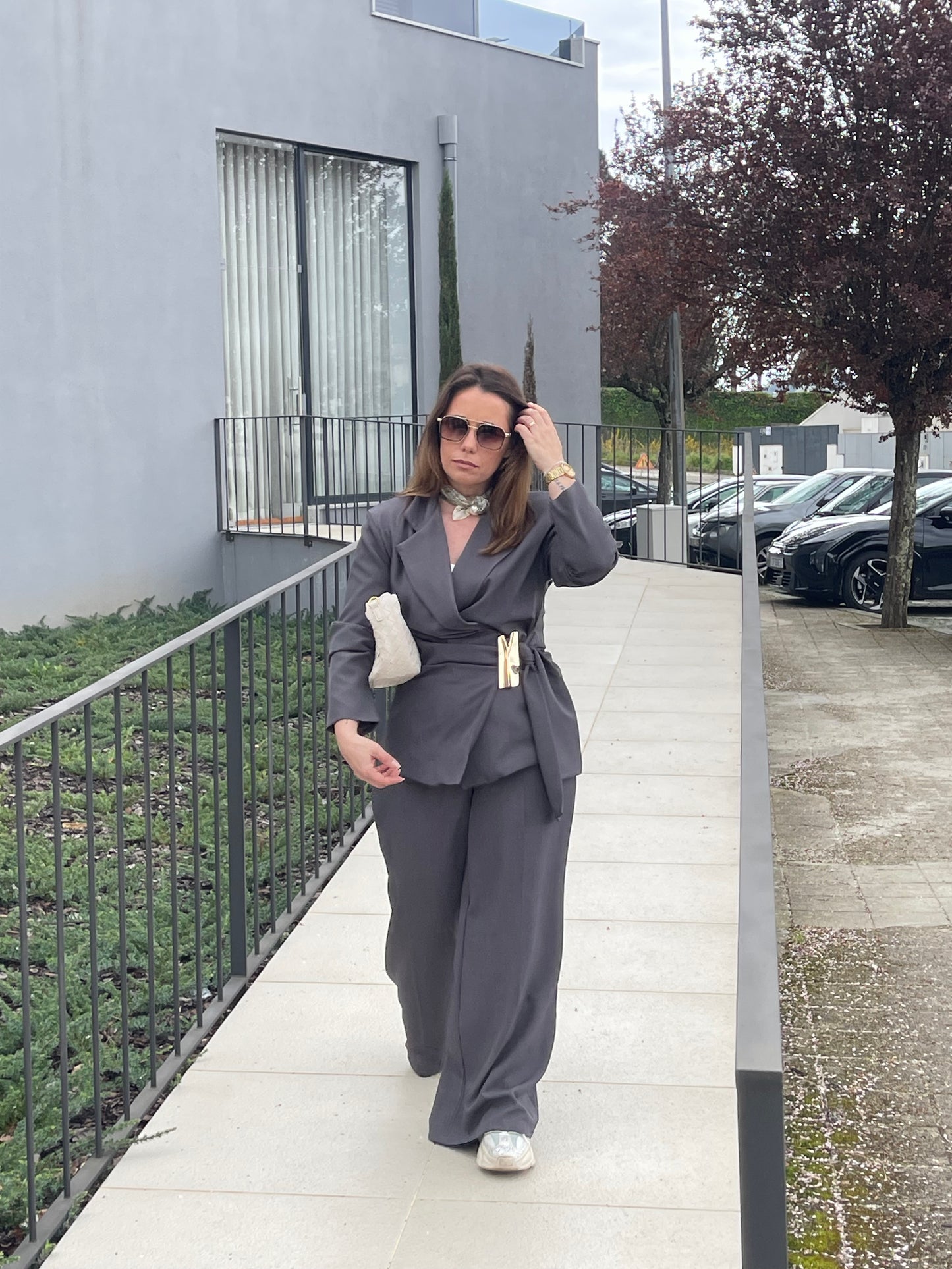 CONJUNTO CINZA COM DETALHE DOURADO