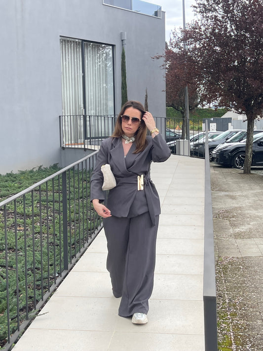 CONJUNTO CINZA COM DETALHE DOURADO