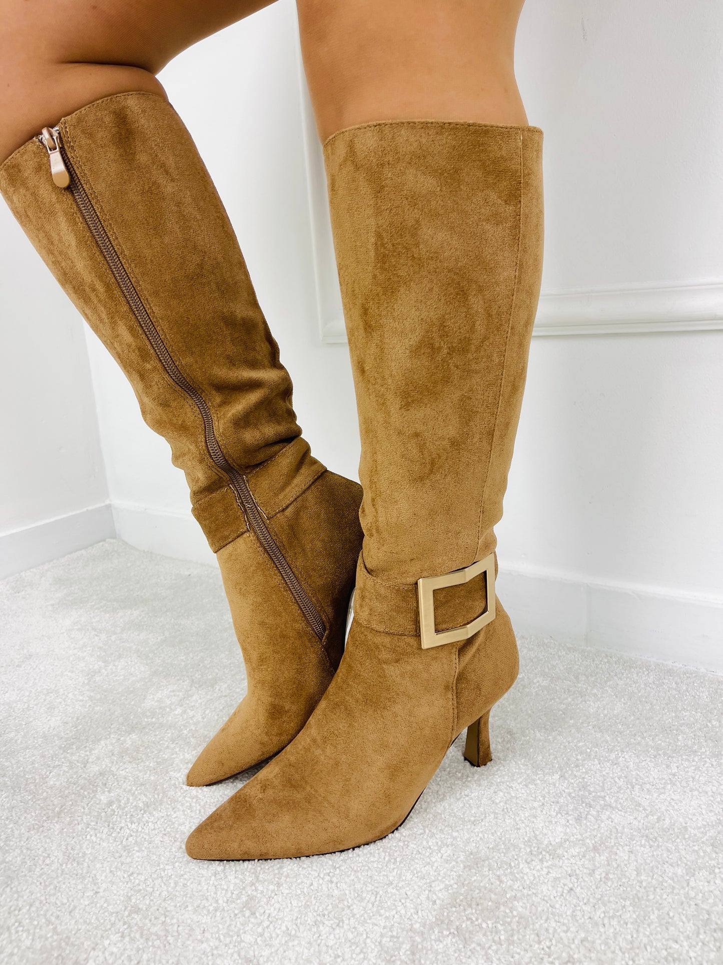 BOTA CAMEL DE CANO ALTO COM FIVELA