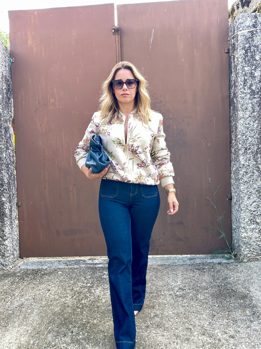 CALÇA DE GANGA COM DETALHE DE BRILHO NOS BOLSO
