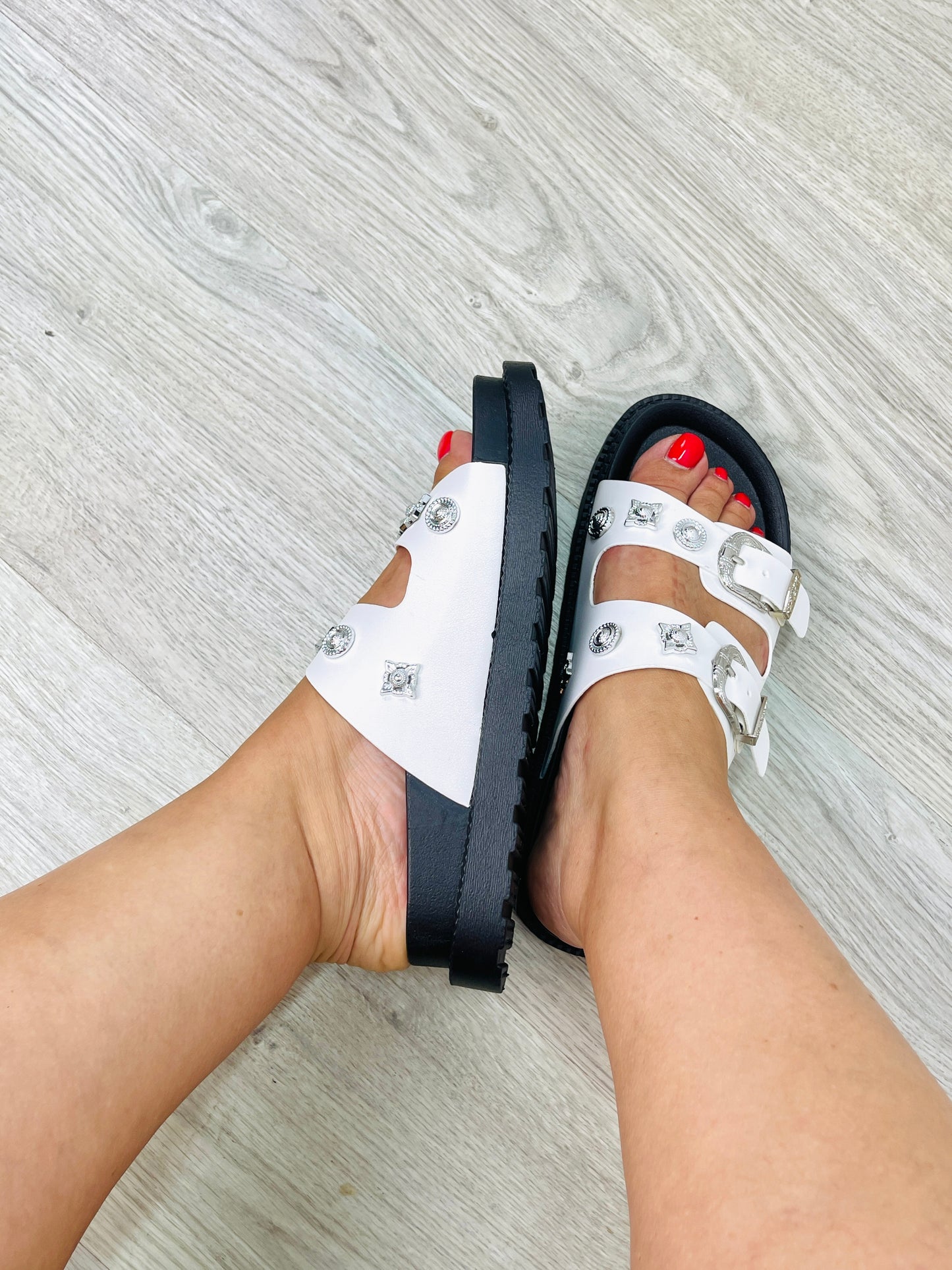 CHINELO RASO COM TACHAS BRANCO