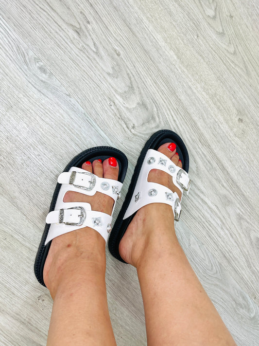 CHINELO RASO COM TACHAS BRANCO