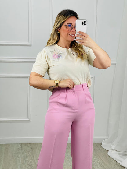 CAMISOLA DE MALHA COM GOLA BABADO BORDADA