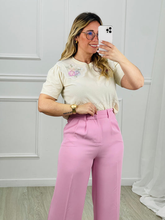 CAMISOLA DE MALHA COM GOLA BABADO BORDADA