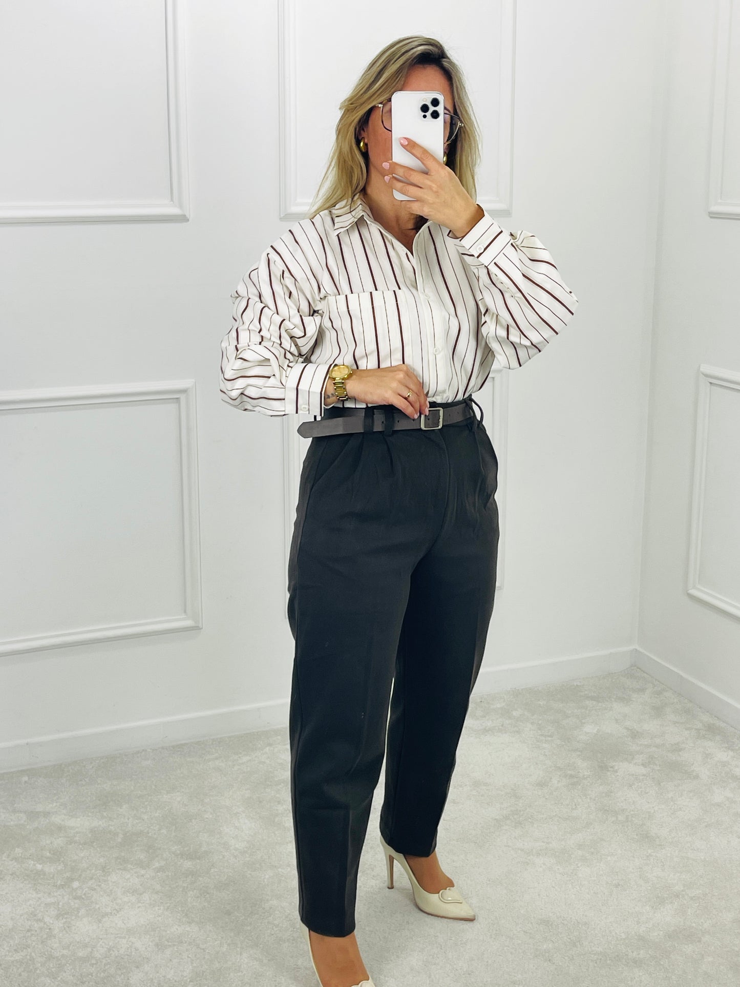 CAMISA BRANCA COM RISCA CASTANHA