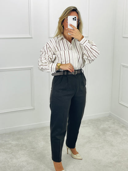 CAMISA BRANCA COM RISCA CASTANHA